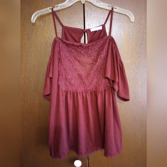 NWOT Coco Jaimeson Sm Hem Detail Lace Inset Cold Shoulder Short Sleeve T… - Picture 3 of 7